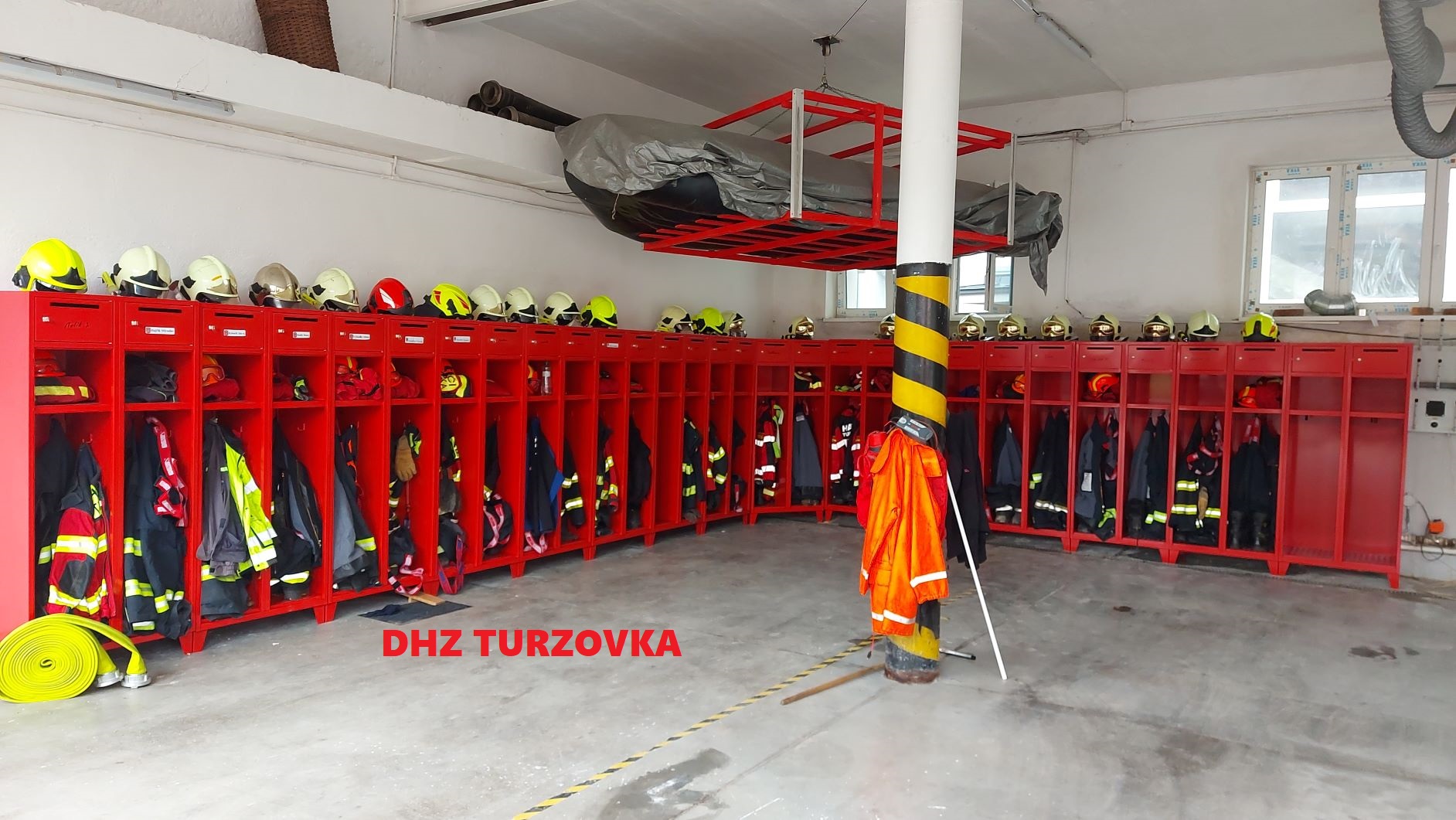 Dvojdielová šatníková skriňa pre hasičov HAN42A Dvojdielová šatníková skriňa pre hasičov HAN42A