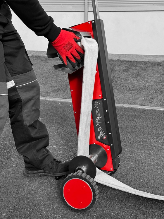 ET-Roller 6 Elektrický navíjač požiarnych hadíc do 4" napájaný 18 V Milwaukee aku batériami