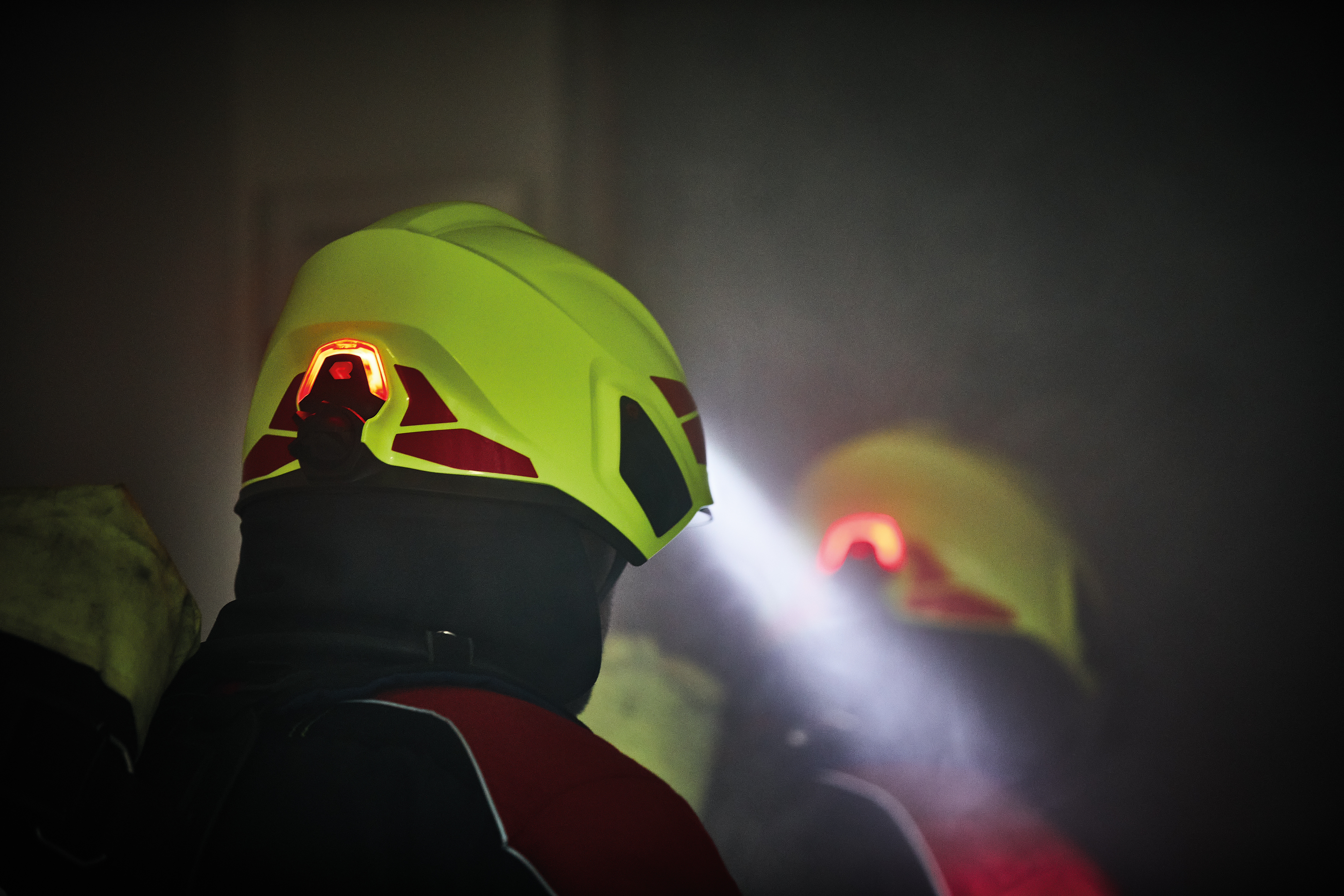 Prilba Rosenbauer Heros H30 signálna žltá luminiscenčná, zlatý štít, zátylnik, kandahár, okuliare